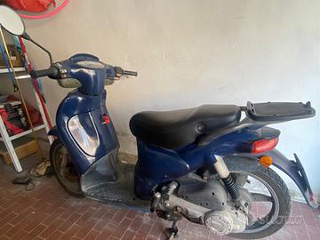 Moto scooter blu