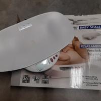 Bilancia pesa neonato