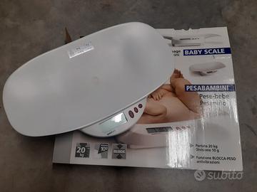 Bilancia pesa neonato