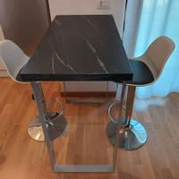 Penisola con sgabelli