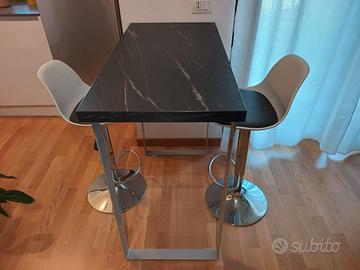 Penisola con sgabelli