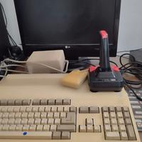 Amiga 500 con monitor e giochi