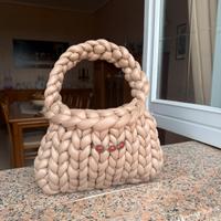 Borsa intrecciata beige fatta a mano