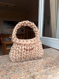 Borsa intrecciata beige fatta a mano