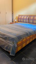 Letto matrimoniale con rete a doghe e materasso