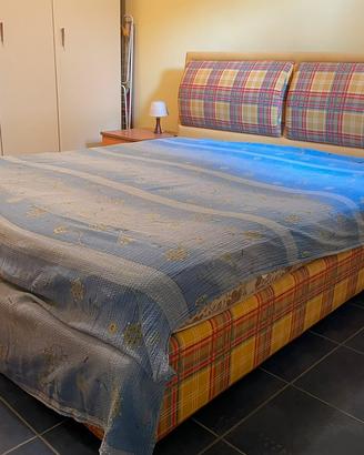 Letto matrimoniale con rete a doghe e materasso