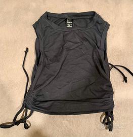 Canotta crop nera con coulisse regolabili