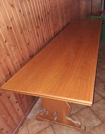 Tavolone in legno con sedie