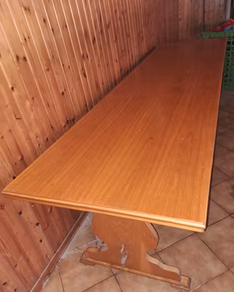 Tavolone in legno con sedie