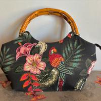 Borsa vintage con manici in bambù ricamata a mano.