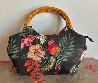 Borsa vintage con manici in bambù ricamata a mano.