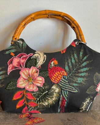 Borsa vintage con manici in bambù ricamata a mano.