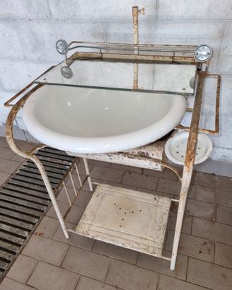 Toilette antica con  catino e portasapone