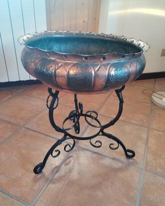 Fioriera in rame con supporto in ferro battuto