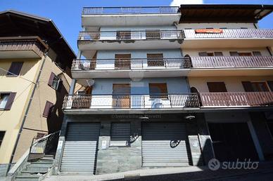 Palazzo / Stabile di 430 m² con più di 5 locali a 