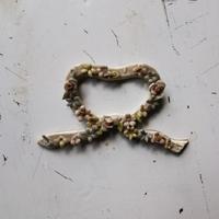 fiocco a forma di cuore con fiori 