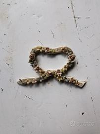 fiocco a forma di cuore con fiori 