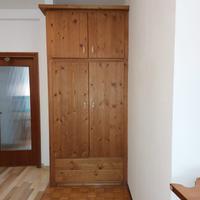 armadio in legno massiccio di pino
