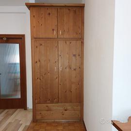armadio in legno massiccio di pino
