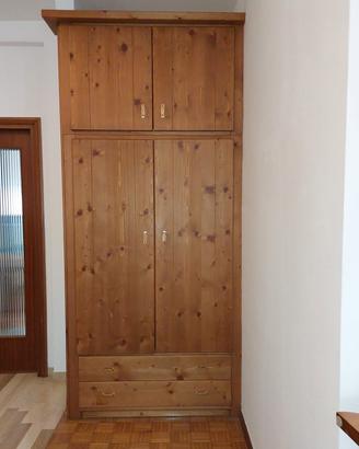 armadio in legno massiccio di pino