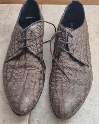 scarpe allacciate marroni