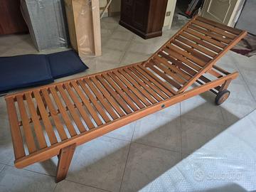 Lettino in legno da giardino con ruote