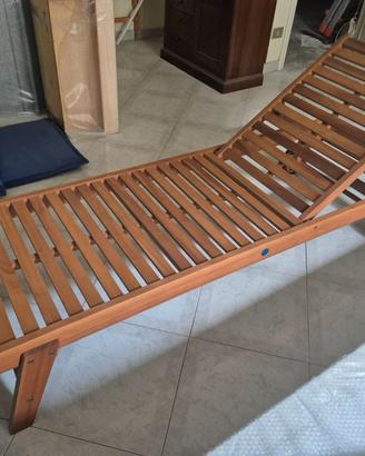 Lettino in legno da giardino con ruote