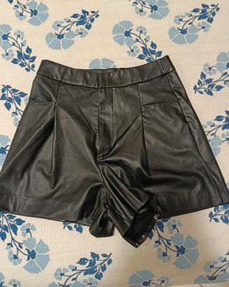 Pantaloncini nere in pelle