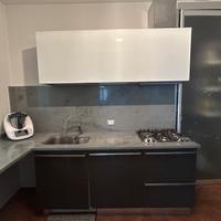 Cucina con elettrodomestici