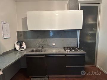 Cucina con elettrodomestici