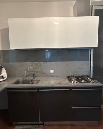Cucina con elettrodomestici