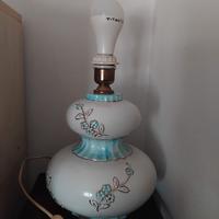 lampada vintage bianca con fiori