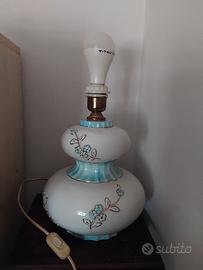 lampada vintage bianca con fiori