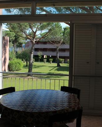 Ampio bilocale con veranda in residence con piscin