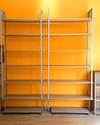 Scaffalature in legno con montanti in metallo