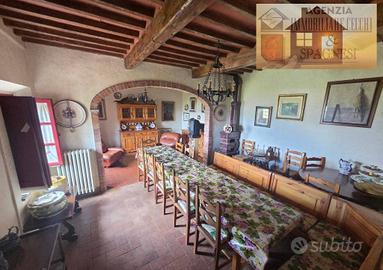 Rustico / Casale di 380 m² con più di 5 locali e b