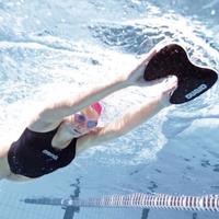 ‘Arena ‘pullkick pro , accessorio per nuoto.