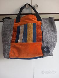 Borsa in tessuto fatta con materiali riciclabili