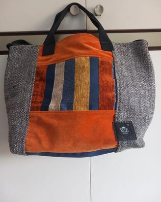 Borsa in tessuto fatta con materiali riciclabili