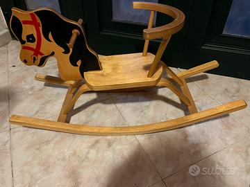 Cavallo dondolo in legno