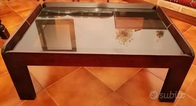 Tavolino in legno con piano di vetro