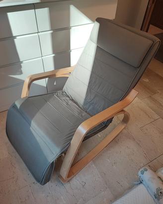 sedia dondolo grigio e rovere