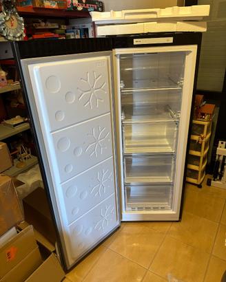Congelatore verticale No Frost 166L
