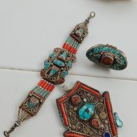 Ciondolo, bracciale ed anelli etnici