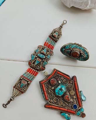 Ciondolo, bracciale ed anelli etnici