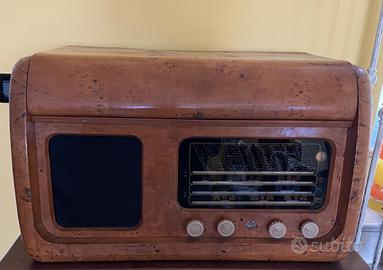 Radio d’ epoca con giradischi