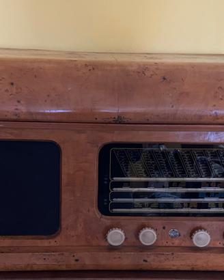 Radio d’ epoca con giradischi