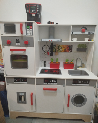 Cucina giocattolo in legno