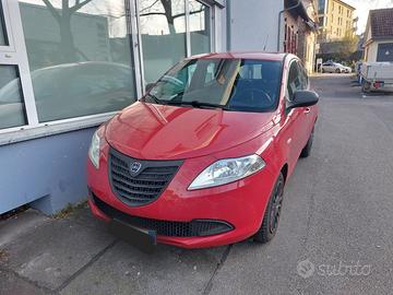 Lancia Ypsilon rossa