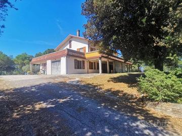 Villa di 683 m² con più di 5 locali e box auto dop